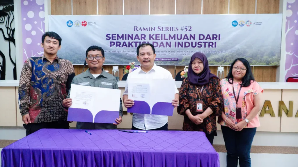Foto bersama penandatanganan PKS Fahutan UNTAN dengan Yayasan 4F dan peneliti BRIN di Ramin Series 52.